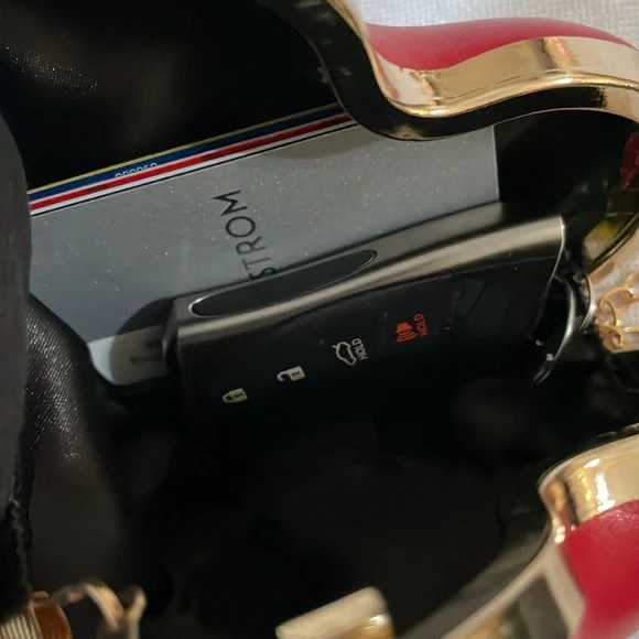 Heart emoji mini crossbody bag - Picture 2 of 12